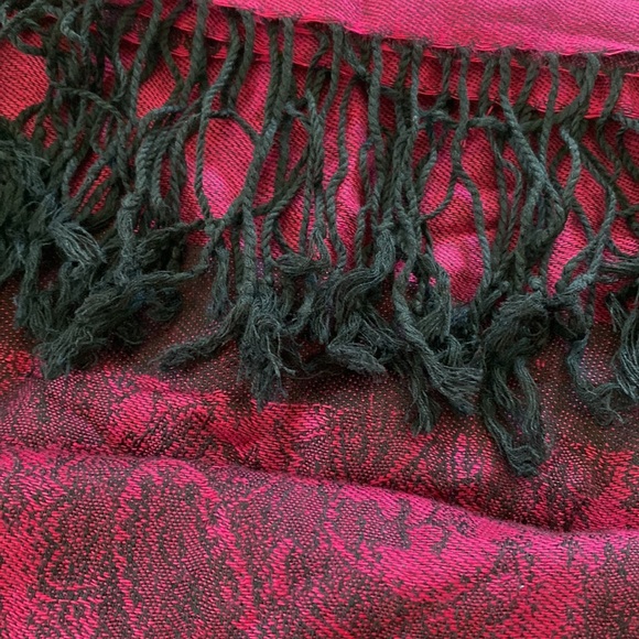 Magenta & Black Pashmina / Wrap / Stole /Throw: Paisley Pattern w 5" Fringe - Picture 4 of 9